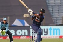 ಪಾದಾರ್ಪಣೆ ಪಂದ್ಯದಲ್ಲೇ ವೇಗದ ಅರ್ಧ ಶತಕ ಚಚ್ಚಿದ ಕೃನಾಲ್ ಪಾಂಡ್ಯ