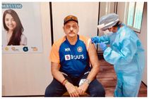 COVID-19 ಲಸಿಕೆ ಹಾಕಿಸಿಕೊಂಡ ಟೀಮ್ ಇಂಡಿಯಾ ಕೋಚ್ ರವಿ ಶಾಸ್ತ್ರಿ