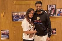 ಪತ್ನಿಗೆ ಮುತ್ತಿಕ್ಕಿದ ಸೂರ್ಯಕುಮಾರ್ ಯಾದವ್, ಚಿತ್ರ ವೈರಲ್