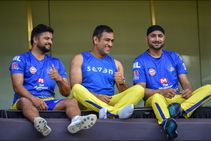 ಮೈದಾನದಲ್ಲಿಯೇ ಹರ್ಭಜನ್ ಕಾಲನ್ನು ಸ್ಪರ್ಶಿಸಿದ ಸುರೇಶ್ ರೈನಾ ; ವಿಡಿಯೋ ನೋಡಿ