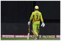 ಸೋಲಿನ ಗಾಯದ ಮೇಲೆ ಧೋನಿಗೆ 12 ಲಕ್ಷ ದಂಡದ ಬರೆ