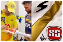 ಬ್ಯಾಟ್ ಮತ್ತು ಗ್ಲೋವ್ಸ್ ಮೇಲೆ ಎಂಎಸ್ ಧೋನಿ ಸಹಿ ಪಡೆದ ಶೆಲ್ಡನ್ ಜಾಕ್ಸನ್