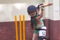 ಪ್ರೊ ಪ್ಲೇಯರ್ಸ್‌ನಂತೆ ಬ್ಯಾಟ್‌ ಬೀಸ್ತಾಳೆ ಈ ಪೋರಿ: ವೈರಲ್ ವಿಡಿಯೋ