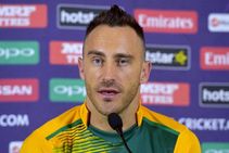 ಫೀಲ್ಡಿಂಗ್ ವೇಳೆ ಸಹ ಆಟಗಾರನಿಗೆ ಡಿಕ್ಕಿ ಹೊಡೆದು ಮೈದಾನದಲ್ಲೇ ಕುಸಿದು ಬಿದ್ದ ಡು ಪ್ಲೆಸಿಸ್