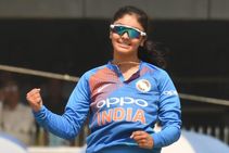 ಹರ್ಲೀನ್ ಡಿಯೋಲ್ ಅದ್ಭುತ ಕ್ಯಾಚ್‌ಗೆ ಕಿಚ್ಚ ಸುದೀಪ್ ಮೆಚ್ಚುಗೆ: ವಿಡಿಯೋ