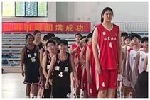 ಚೀನಾದ 14ರ ಹರೆಯದ ಬಾಸ್ಕೆಟ್‌ಬಾಲ್ ಆಟಗಾರ್ತಿಯ ಎತ್ತರಕ್ಕೆ ಎದುರಾಳಿಗಳು ಕಂಗಾಲು: ವೈರಲ್ ವಿಡಿಯೋ