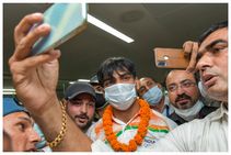 ಟೋಕಿಯೋದಿಂದ ಮರಳಿದ ಭಾರತದ ಅಥ್ಲೀಟ್‌ಗಳಿಗೆ ವಿಮಾನ ನಿಲ್ದಾಣದಲ್ಲಿ ಭವ್ಯ ಸ್ವಾಗತ