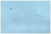 ಹೆಡಿಂಗ್ಲೆ ಟೆಸ್ಟ್: ಮೈದಾನದ ಮೇಲೆ ಹಾರಾಡಿದ ವಿಮಾನದಲ್ಲಿತ್ತು ಸಂದೇಶ!: ವಿಡಿಯೋ