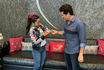 ಸಚಿನ್ ತೆಂಡೂಲ್ಕರ್ ಭೇಟಿ ಮಾಡಿ ಪದಕ ತೋರಿಸಿದ ಮೀರಾಬಾಯಿ ಚಾನು