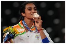 ಟೋಕಿಯೋ ಒಲಿಂಪಿಕ್ಸ್: ಪಿವಿ ಸಿಂಧು ಐತಿಹಾಸಿಕ ಸಾಧನೆಗೆ ಶುಭಾಶಯಗಳ ಸುರಿಮಳೆ