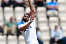 ಆಟದ ಮಧ್ಯೆ ಅಭಿಮಾನಿ ತಂದ ಕೇಕ್ ಕಟ್ ಮಾಡಿದ ಮೊಹಮ್ಮದ್ ಶಮಿ: ವಿಡಿಯೋ