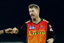 ತಂಡದಿಂದ ಹೊರಗಿಟ್ಟರೂ ಕ್ರೀಡಾಂಗಣಕ್ಕೆ ಬಂದು ಡೇವಿಡ್ ವಾರ್ನರ್ ಮಾಡಿದ ಕೆಲಸಕ್ಕೆ ಸಿಕ್ತು ಗೌರವ