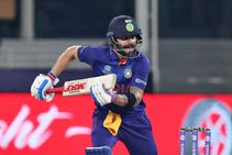 ಭಾರತ vs ಪಾಕ್: ಸಂಕಷ್ಟದಲ್ಲಿದ್ದ ಭಾರತಕ್ಕೆ ಕೊಹ್ಲಿ ಆಸರೆ; ಅರ್ಧಶತಕದ ಜೊತೆ ಹಲವಾರು ದಾಖಲೆ ಸೃಷ್ಟಿ