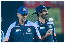 ಕಾನ್ಪುರ ಪಿಚ್ ತಯಾರಿಸಿದ ಸಿಬ್ಬಂದಿಗಳಿಗೆ 35,000 ರೂ. ನೀಡಿದ ಕೋಚ್ ದ್ರಾವಿಡ್: ಕಾರಣ ಇಲ್ಲಿದೆ!