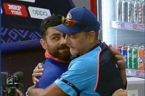 ಅಪ್ಪುಗೆಯೊಂದಿಗೆ ತಮ್ಮ ಯುಗ ಮುಗಿಸಿದ ಕೊಹ್ಲಿ-ರವಿಶಾಸ್ತ್ರಿ ಕಂಡು ಭಾವುಕರಾದ ಅಭಿಮಾನಿಗಳು