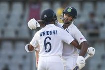 ಮುಂಬೈ ಟೆಸ್ಟ್: ಶತಕ ಸಿಡಿಸಿ ತಂಡ ರಕ್ಷಿಸಿದ ಮಯಾಂಕ್; ಮೊದಲ ದಿನದಾಟದಂತ್ಯಕ್ಕೆ ಭಾರತ 4ಕ್ಕೆ 221