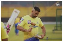 IPLಗೂ ಮುನ್ನ ಧೋನಿ ಸಮರಾಭ್ಯಾಸ: ಸೂರತ್‌ನಲ್ಲಿ ಸೂಪರ್ ಫಿಟ್ ಆಗುತ್ತಿರುವ 'ತಲ'