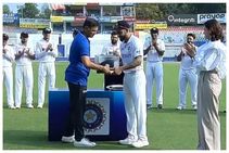 100ನೇ ಟೆಸ್ಟ್ ಆಡುತ್ತಿರುವ ವಿರಾಟ್ ಕೊಹ್ಲಿಗೆ ವಿಶೇಷ ಕ್ಯಾಪ್ ನೀಡಿ ಗೌರವಿಸಿದ ದ್ರಾವಿಡ್