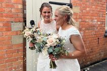 ಇಂಗ್ಲೆಂಡ್ ಮಹಿಳಾ ಕ್ರಿಕೆಟಿಗರಾದ ಕ್ಯಾಥರೀನ್ ಬ್ರಂಟ್, ನ್ಯಾಟ್ ಸಿವರ್ ಸಲಿಂಗ ವಿವಾಹ