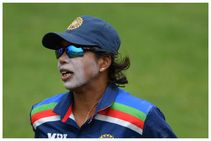 LSG vs RCB: ಈಡನ್ ಗಾರ್ಡನ್‌ನಲ್ಲಿ ಸಾಂಪ್ರದಾಯಿಕ ಬೆಲ್ ಬಾರಿಸಿದ ಜೂಲನ್ ಗೋಸ್ವಾಮಿ