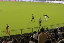 RCB vs LSG: ಮೈದಾನಕ್ಕೆ ನುಗ್ಗಿದ ಕೊಹ್ಲಿ ಅಭಿಮಾನಿಯನ್ನು 'ಬಾಹುಬಲಿ ಸ್ಟೈಲ್'ನಲ್ಲಿ ಹೊತ್ತೊಯ್ದ ಪೊಲೀಸ್