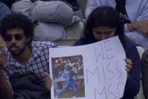 IND vs ENG ಎಡ್ಜ್‌ಬಾಸ್ಟನ್‌ ಟೆಸ್ಟ್: ಕ್ರೀಡಾಂಗಣದಲ್ಲಿ 'ವಿ ಮಿಸ್ ಧೋನಿ' ಪೋಸ್ಟರ್ ಪ್ರದರ್ಶಿಸಿದ ಅಭಿಮಾನಿ