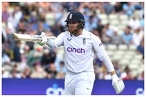 ಸ್ಯಾಮ್ ಕರನ್‌ ಅನ್ನು ಹೆಗಲ ಮೇಲೆ ಹೊತ್ತು ನಡೆದ ಜಾನಿ ಬೈಸ್ಟ್ರೋವ್: ಗಾಯಾಳು ಎಂಬ ವದಂತಿಗೆ ತೆರೆ