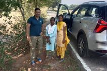 ಹಳ್ಳಿ ದಾರಿಯಲ್ಲಿ ನಾಟಿ ವೈದ್ಯರಿಂದ ಮೊಣಕಾಲು ನೋವಿಗೆ 40 ರೂ. ಚಿಕಿತ್ಸೆ ಪಡೆದ ಎಂಎಸ್ ಧೋನಿ