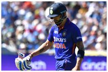 ಮತ್ತೊಮ್ಮೆ ಕೆಟ್ಟದಾಗಿ ಔಟಾದ ವಿರಾಟ್ ಕೊಹ್ಲಿ: ಇನ್ನೆಷ್ಟು ಚಾನ್ಸ್ ಕೊಡಬೇಕು ಎಂದ ನೆಟ್ಟಿಗರು!