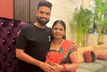 9 ವರ್ಷ 3 ತಿಂಗಳ ನಂತರ ತಾಯಿಯನ್ನು ಭೇಟಿಯಾದ ಮುಂಬೈ ಇಂಡಿಯನ್ಸ್ ಆಟಗಾರ; ಫೋಟೋ ವೈರಲ್