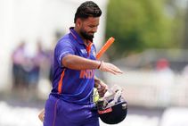 ರಿಷಭ್ ಪಂತ್ ಫಿನಿಶರ್ ಅಲ್ಲ; ಏಷ್ಯಾ ಕಪ್ 2022ಕ್ಕೂ ಮುನ್ನ ಮಾಜಿ ಕ್ರಿಕೆಟಿಗನಿಂದ ಶಾಕಿಂಗ್ ಹೇಳಿಕೆ!