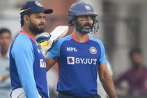 Asia Cup 2022: ಆಡುವ 11ರ ಬಳಗದಲ್ಲಿ ಕಾರ್ತಿಕ್, ಪಂತ್ ನಡುವೆ ಯಾರು ಆಯ್ಕೆ?