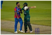 ಅಫ್ಘಾನಿಸ್ತಾನದ ಬೌಲರ್‌ಗೆ ಬ್ಯಾಟ್‌ನಿಂದ ಹೊಡೆಯಲು ಯತ್ನಿಸಿದ ಆಸಿಫ್ ಅಲಿ