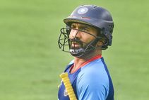 ದಿನೇಶ್ ಕಾರ್ತಿಕ್ ಧರಿಸುವ ಹೆಲ್ಮೆಟ್ ಹೇಗೆ ವಿಭಿನ್ನ, ಅದರ ವಿಶೇಷತೆಗಳೇನು ಗೊತ್ತಾ?