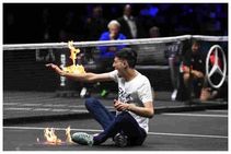 ರೋಜರ್ ಫೆಡರರ್ ವಿದಾಯದ ಪಂದ್ಯಕ್ಕೂ ಮುನ್ನ, ಬೆಂಕಿ ಹಚ್ಚಿಕೊಂಡ ಹವಾಮಾನ ವೈಪರೀತ್ಯ ಪ್ರತಿಭಟನಾಕಾರ