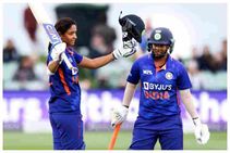 ಇಂಗ್ಲೆಂಡ್ ವಿರುದ್ಧ ಭಾರತ ಮಹಿಳಾ ತಂಡದ ಐತಿಹಾಸಿಕ ಜಯ: ಸಾಮಾಜಿಕ ಜಾಲತಾಣದಲ್ಲಿ ಭಾರೀ ಪ್ರಶಂಸೆ