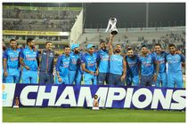 ಟ್ರೋಫಿ ಗೆದ್ದ ಬಳಿಕ ಸಂಪ್ರದಾಯ ಬದಲಾಯಿಸಿದ ಟೀಮ್ ಇಂಡಿಯಾ ನಾಯಕ ರೋಹಿತ್ ಶರ್ಮಾ!: ವಿಡಿಯೋ