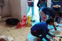 ಇದೆಂಥಾ ದುಸ್ಥಿತಿ: ಶೌಚಾಲಯದಲ್ಲಿ ಬೇಯಿಸಿದ ಆಹಾರ ಇಟ್ಟು ಕಬಡ್ಡಿ ಆಟಗಾರರಿಗೆ ಬಡಿಸಿದ ವಿಡಿಯೋ ವೈರಲ್