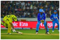 ಅಭ್ಯಾಸ ಪಂದ್ಯ: ದಿನೇಶ್ ಕಾರ್ತಿಕ್ ಮಾಡಿದ ಎಡವಟ್ಟಿಗೆ ಕೆರಳಿದ ಅಭಿಮಾನಿಗಳು!