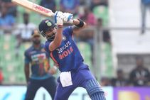 ಹೆಲಿಕಾಪ್ಟರ್ ಶಾಟ್‌ನಲ್ಲಿ 97 ಮೀಟರ್ ಸಿಕ್ಸರ್ ಹೊಡೆದು ಧೋನಿ ಹೆಸರು ಕೂಗಿದ ವಿರಾಟ್ ಕೊಹ್ಲಿ !