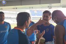 IND vs NZ: ಭಾರತ ತಂಡದ ಡ್ರೆಸ್ಸಿಂಗ್ ರೂಂಗೆ ದಿಢೀರ್ ಭೇಟಿ ನೀಡಿದ ಎಂಎಸ್ ಧೋನಿ; ವಿಡಿಯೋ