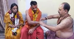 3ನೇ ಟೆಸ್ಟ್ ಪಂದ್ಯಕ್ಕೂ ಮುನ್ನ ಉಜ್ಜೈನಿ ಮಹಾಕಾಳೇಶ್ವರ ದೇವಸ್ಥಾನಕ್ಕೆ ಭೇಟಿ ನೀಡಿದ ಅಕ್ಷರ್ ಪಟೇಲ್ ದಂಪತಿ