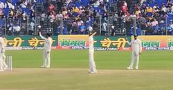 Virat Kohli: ಪಂದ್ಯದ ಮಧ್ಯೆ ಆರ್‌ಸಿಬಿ, ಆರ್‌ಸಿಬಿ ಎಂದು ಕೂಗಿದ ಅಭಿಮಾನಿಗಳು; ವಿರಾಟ್ ಕೊಹ್ಲಿ ಪ್ರತಿಕ್ರಿಯೆ ಏನು?