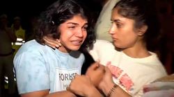 ಮಹಿಳಾ ರೆಸ್ಲರ್ ತಳ್ಳಾಡಿದ ಪೊಲೀಸ್; ಕಣ್ಣೀರಿಟ್ಟ ವಿನೀಶ್ ಫೋಗಟ್, ಪದಕ ವಾಪಸ್‌ ಪಡೆಯಿರಿ ಎಂದ ಪೂನಿಯಾ!