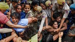 ನೂತನ ಸಂಸತ್‌ನತ್ತ ತೆರಳದಂತೆ ಪ್ರತಿಭಟನಾ ನಿರತ ರೆಸ್ಲರ್‌ಗಳನ್ನು ತಡೆದ ಪೊಲೀಸರು!