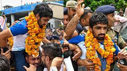 Aman Sehrawat: ತವರಿಗೆ ಮರಳಿದ ಅಮನ್ ಸೆಹ್ರಾವತ್‌ಗೆ ಆತ್ಮೀಯ ಸ್ವಾಗತ; ಫೋಟೋಗೆ ಮುಗಿಬಿದ್ದ ಸಿಬ್ಬಂದಿ