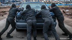 ರಸ್ತೆಯ ಮಧ್ಯದಲ್ಲಿ ಕೈ ಕೊಟ್ಟ ಕಾರ್‌ ತಳ್ಳಿದ ಕ್ರಿಕೆಟ್‌ ಆಟಗಾರರು