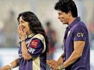 ഷാരൂഖും ജൂഹിയും ചേര്‍ന്ന് സ്റ്റേഡിയം പണിയുന്നു