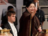 ലോകചെസ്: കിരീടത്തിനായി ആനന്ദും കാള്‍സനും