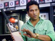 സച്ചിന്‍ തെണ്ടുല്‍ക്കര്‍ വല്യേട്ടന്‍ കളിക്കുന്നു!